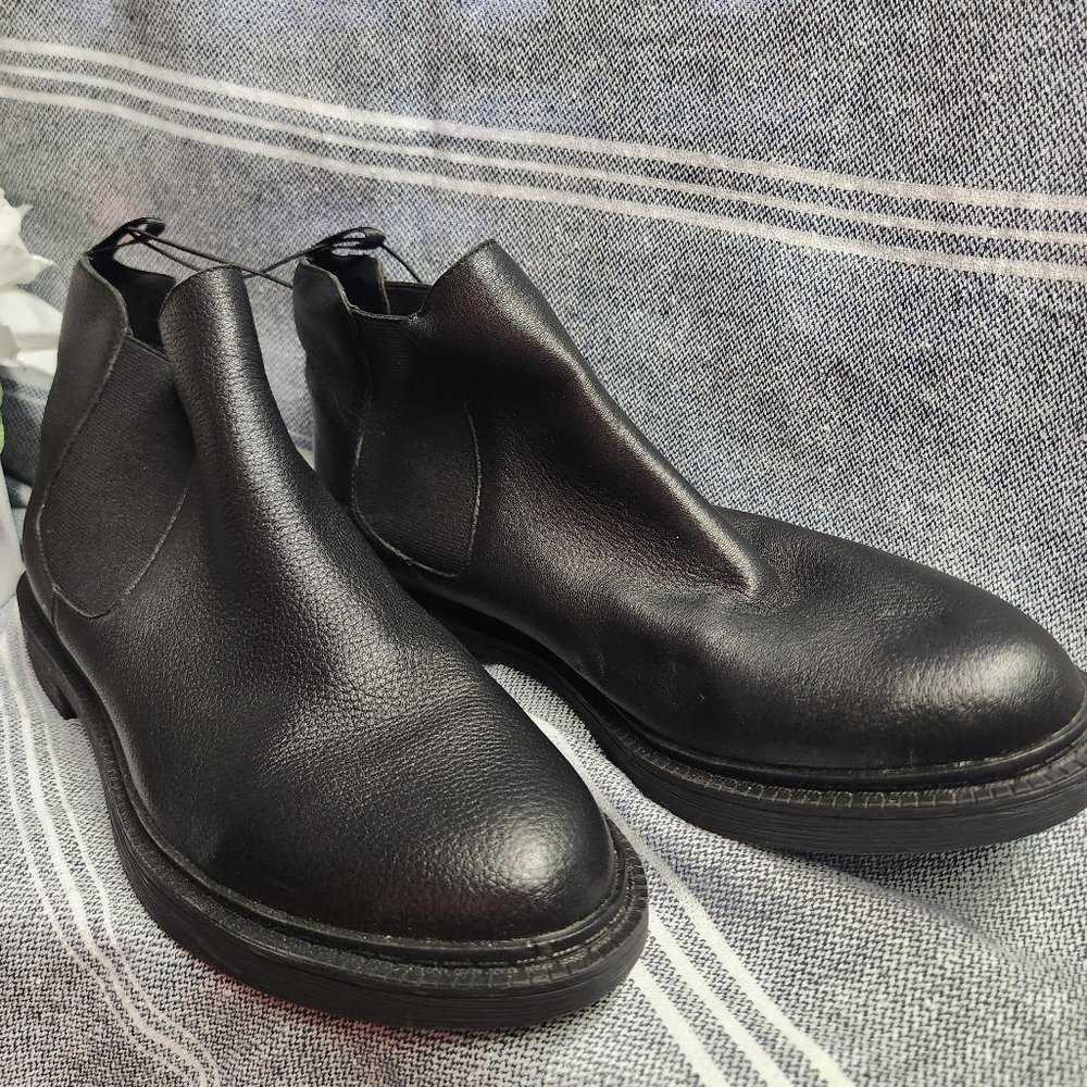 Kenneth Cole ankle boot. Size 8